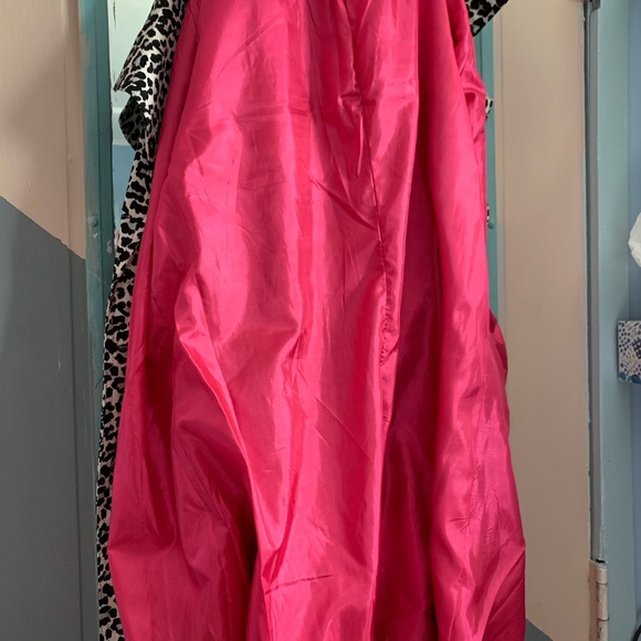 I only wish this coat fit me. I’ve had it since 2007 and wore it once. - Picture 5 of 7